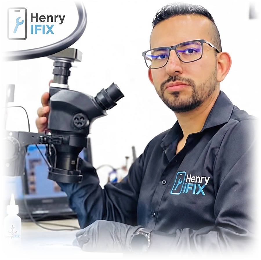 Henry, instructor de HENRYIFIX, en su banco de trabajo junto al microscopio