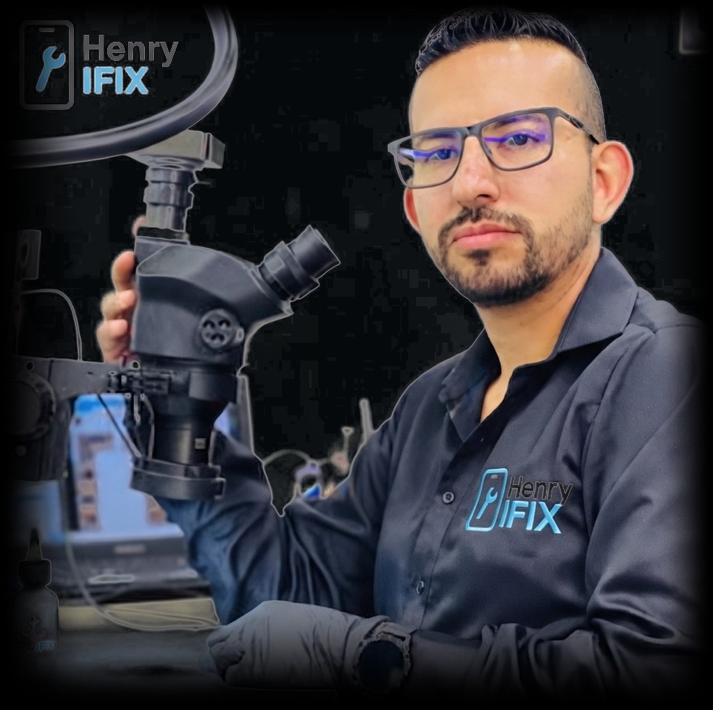 Henry, instructor de HENRYIFIX, en su banco de trabajo junto al microscopio